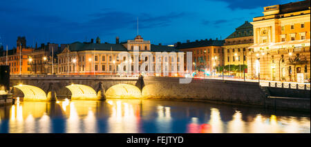 Nacht Panorama des beleuchteten alten Brücke Norrbro Abend in Stockholm, Schweden Stockfoto