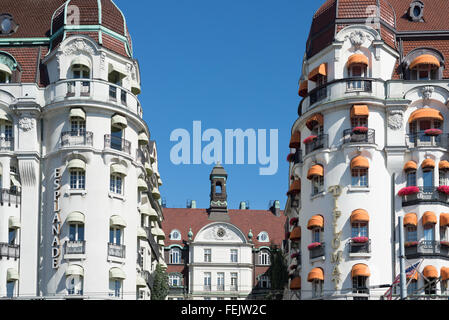 Elegante Jugendstil-Fassaden der Hotels bei strahlendem Sonnenschein am Strandvägen promenade in Östermalm Hafen, Innenstadt von Stockholm, Schweden Stockfoto