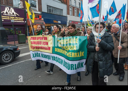 London, UK. 7. Februar 2016. Rund 500 Kurden Marsch durch North London aus Protest gegen den türkischen Staat Angriffe auf kurdische Städte in der Türkei seit Juni letzten Jahres-Wahl, die mehr als 400 Zivilisten getötet haben und gegen die Inhaftierung von Oppositionspolitikern, Menschenrechtsaktivisten, Journalisten, Studenten und Bürgermeister.  London, UK. 7. Februar 2016. Peter Marshall/Alamy Live-Nachrichten Stockfoto