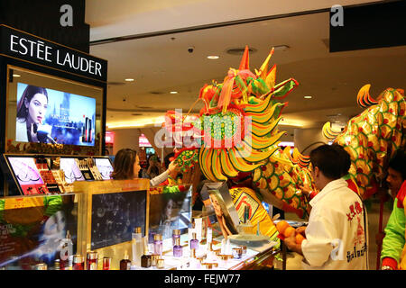 Bangkok, Thailand. 8. Februar 2016. Drachen bringt Glück für das chinesische Neujahr gehen überall in Bangkok, Thailand, einschließlich rund um die Shopping-Malls, sogar die Rolltreppen zwischen den Stockwerken zu reiten. Es war schon ein toller Anblick im Silom Complex Shopping Mall zu sehen, einen riesigen goldenen Drachen zu Fuß rund um die Kaufhäuser und eine Fahrt mit der Rolltreppe, im Jahr des Affen zu feiern und Geschenke aus dem Shop-Personal zu erhalten. Bildnachweis: Paul Brown/Alamy Live-Nachrichten Stockfoto