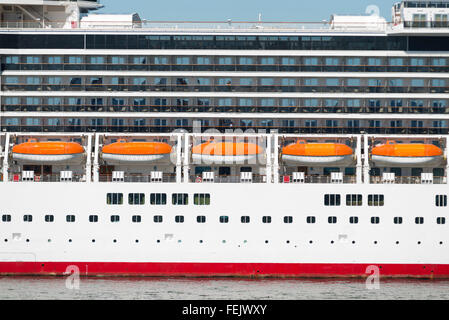 Detaillierten Seitenansicht der mehrstöckigen Kreuzfahrt Schiff Arcadia mit Rettungsbooten und Kabine Zeilen in den Hafen von Rostock, Deutschland Stockfoto