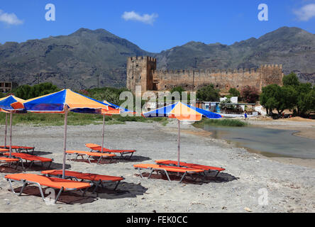 Kreta, Aussehen der Strand auf der Festung Frangokastello an der Südküste der Insel im Mittelmeer, im Hintergrund die Kryone Stockfoto