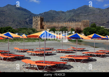 Kreta, Aussehen der Strand auf der Festung Frangokastello an der Südküste der Insel im Mittelmeer, im Hintergrund die Kryone Stockfoto