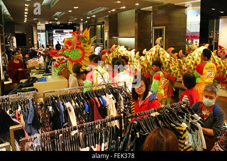 Bangkok, Thailand. 8. Februar 2016. Drachen bringt Glück für das chinesische Neujahr gehen überall in Bangkok, Thailand, einschließlich rund um die Shopping-Malls, sogar die Rolltreppen zwischen den Stockwerken zu reiten. Es war schon ein toller Anblick im Silom Complex Shopping Mall zu sehen, einen riesigen goldenen Drachen zu Fuß rund um die Kaufhäuser und eine Fahrt mit der Rolltreppe, im Jahr des Affen zu feiern und Geschenke aus dem Shop-Personal zu erhalten. Bildnachweis: Paul Brown/Alamy Live-Nachrichten Stockfoto