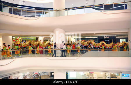 Bangkok, Thailand. 8. Februar 2016. Einen goldenen Drachen reitet auf die Rolltreppe. Drachen bringt Glück für das chinesische Neujahr gehen überall in Bangkok, Thailand, einschließlich rund um die Shopping-Malls, sogar die Rolltreppen zwischen den Stockwerken zu reiten. Es war schon ein toller Anblick im Silom Complex Shopping Mall zu sehen, einen riesigen goldenen Drachen zu Fuß rund um die Kaufhäuser und eine Fahrt mit der Rolltreppe, im Jahr des Affen zu feiern und Geschenke aus dem Shop-Personal zu erhalten. Bildnachweis: Paul Brown/Alamy Live-Nachrichten Stockfoto