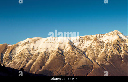Apennin-Gebirgszug in der Nähe von Assergi in Italien. Abends Blick auf schönen Gipfel. Gran Sasso Naturschutzgebiet Landschaft Stockfoto