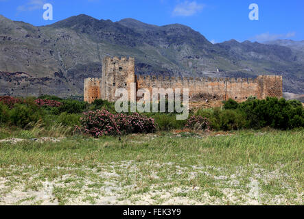 Kreta, Blick auf die Festung Frangokastello an der Südküste der Insel im Mittelmeer und die Berge Kryoneritis im b Stockfoto