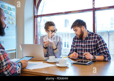 Multiethnische Gruppe von jungen Geschäftsleuten mit Brainstorming in Büro Stockfoto