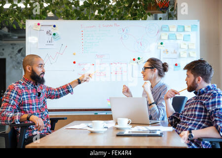 Multiethnische Gruppe von Geschäftsleuten, die Zusammenarbeit im Büro Stockfoto