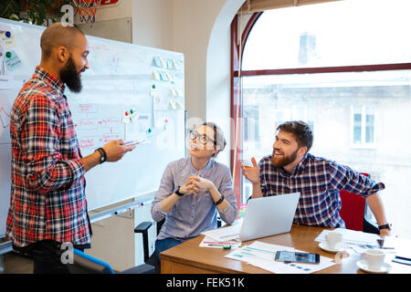 Multiethnische Gruppe von jungen Leuten mit Business-Meeting in Büro Stockfoto