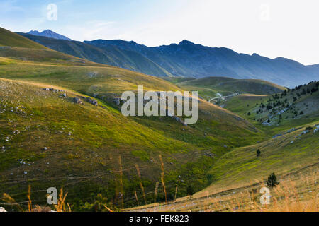 Apennin-Gebirgszug in der Nähe von L'Aquila City, Italien. Morgen Aussicht auf schöne Tal. Gran Sasso Naturschutzgebiet Landschaft Stockfoto