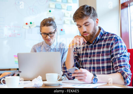 Junge Geschäftsleute, die im Büro arbeiten Stockfoto
