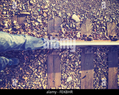 Vintage stilisierte Beine zu Fuß auf Gleis, Konzept-Bild. Stockfoto