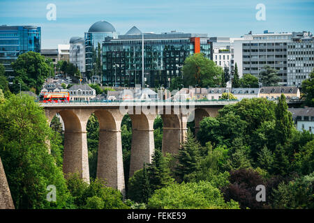 Luxemburg, Luxemburg - 17. Juni 2015: Alte Brücke - Brücke Passerelle oder Luxemburg Viadukt In Luxemburg. Stockfoto