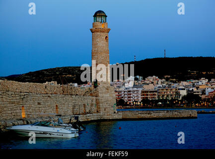 Kreta, Port Rethymno, alten Leuchtturm im venezianischen Hafen Abend Stimmung Stockfoto