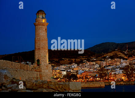 Kreta, Rethymnon, alten Leuchtturm in der Nacht in den venezianischen Hafen port Stockfoto