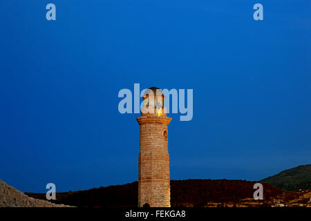 Kreta, Rethymnon, alten Leuchtturm in der Nacht in den venezianischen Hafen port Stockfoto