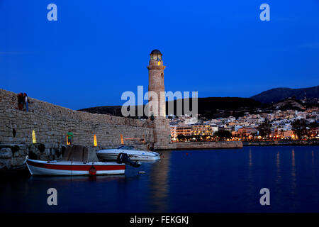 Kreta, Rethymnon, alten Leuchtturm in der Nacht in den venezianischen Hafen port Stockfoto