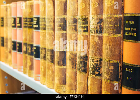 HELSINKI, Finnland - 28. Juli 2014: alte russische Oldtimer Bücher auf einem Regale In der Nationalbibliothek von Finnland. Stockfoto