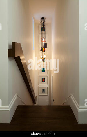 Knightsbridge Apartment, London. Ein schmales Treppenhaus. Bilder und Lichter. Stockfoto