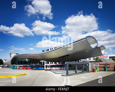 Slough Busbahnhof in Slough Zentrum ist ein elegante neues Gebäude, entworfen von Bblur Architekten mit einem geschwungenen Dach des Gebäudes Stockfoto