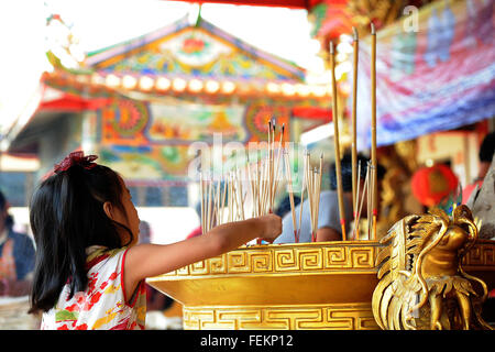 Bangkok, Thailand. 8. Februar 2016. Eine Mädchen hält Räucherstäbchen, während das chinesische Neujahrsfest in Bangkok, Thailand, 8. Februar 2016 für Glück in einem chinesischen Tempel zu beten. Das Neujahrsfest fällt am 8. Februar dieses Jahres markiert den Beginn des Jahr des Affen, nach dem chinesischen Horoskop. © Rachen Sageamsak/Xinhua/Alamy Live-Nachrichten Stockfoto