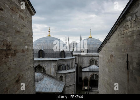 Die blaue Moschee (Sultan Ahmet Camii), wie von der Hagia Sophia, Istanbul, Türkei am 3. Mai 2015 zu sehen. Stockfoto