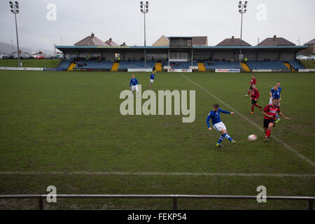 Erste Halbzeit Vorleistungen als Port Talbot Town (in blau) Gastgeber für Caerau Ely Welsh Cup vierten Runde Unentschieden im Genquip-Stadion, früher bekannt als Victoria Road. 1901 als Port Talbot Athletic von im Exil lebenden Schotten gegründet, startete sie im lokalen und regionalen Fußball vor gefördert, die League of Wales im Jahr 2000 und ändern ihren Namen auf die aktuelle Version ein Jahr später. Stadt diese Krawatte 3: 0 gegen ihre Gegner aus der walisischen Liga gewonnen, beobachtet eine Ebene unterhalb der walisischen Premier League, wo Port Talbot konkurrierten, von einer Schar von 113. Stockfoto