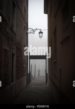 Holzsteg am Ende einer Gasse in Venedig Stockfoto