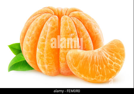Ganze geschälte Mandarine oder Clementine isoliert auf weiss mit Beschneidungspfad Stockfoto