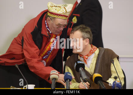 Düsseldorf, Deutschland. 8. Februar 2016. Hermann Schmitz (L), Leiter der Duesseldorf Rosenmontag oder "Rosenmontag" in Englisch, Karnevalszug, spricht, der Bürgermeister von Düsseldorf Thomas Geisel (SPD) auf einer Pressekonferenz in Düsseldorf, Deutschland, 8. Februar 2016. Ein heftiger Sturm gezwungen die Annullierung der Rosenmontag Umzug in Düsseldorf. Rose ist Montag der Höhepunkt des Faschings. Foto: Federico Gambarini/Dpa/Alamy Live News Stockfoto