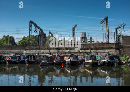 Schmale Boote vertäut am Regent es Canal, Kings Cross, London, UK Stockfoto