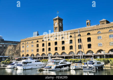 Das Elfenbein Haus und Marina am St Katharine Docks, London, England, UK Stockfoto