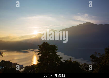 Sonne-Mond-See Blick bei Sonnenaufgang Zivilisationskrankheit Morgen Stockfoto