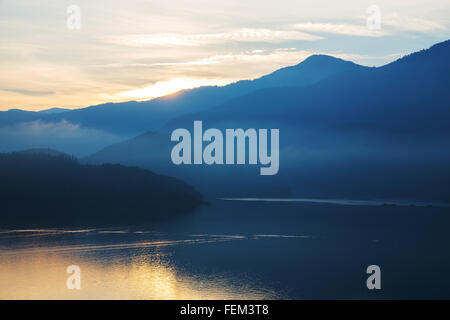 Blick auf Sun Moon Lake bei Sonnenaufgang Stockfoto