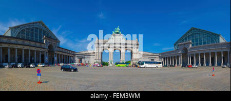 Brüssel, Belgien - 10. Juli 2015: Arc de Triomphe außen im Jubelpark (Parc du Cinquantenaire), abgeschlossen im Jahre 1905 Stockfoto