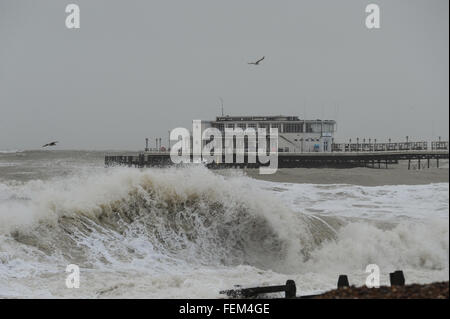 Große Wellen, verursacht durch Sturm Imogen Absturz auf den Strand vor Worthing Pier in West Sussex, England. Stockfoto