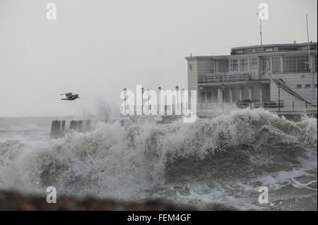 Große Wellen, verursacht durch Sturm Imogen Absturz in Worthing Pier in West Sussex, England. Stockfoto