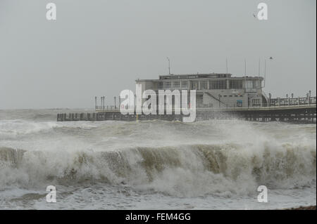 Große Wellen, verursacht durch Sturm Imogen Absturz auf den Strand vor Worthing Pier in West Sussex, England. Stockfoto