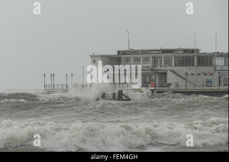 Große Wellen, verursacht durch Sturm Imogen Absturz in Worthing Pier in West Sussex, England. Stockfoto