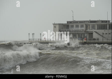 Große Wellen, verursacht durch Sturm Imogen Absturz in Worthing Pier in West Sussex, England. Stockfoto