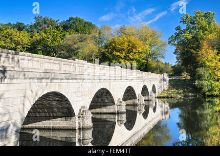 Fünf Bogenbrücke, die Königliche Landschaft, Windsor Great Park, Virginia Water, Surrey, Großbritannien Stockfoto