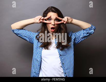 Lustige Lifestyle Portrait von verrückten Mädchen geschlossen, ihre Augen, emotionale und glückliche Stimmung Stockfoto