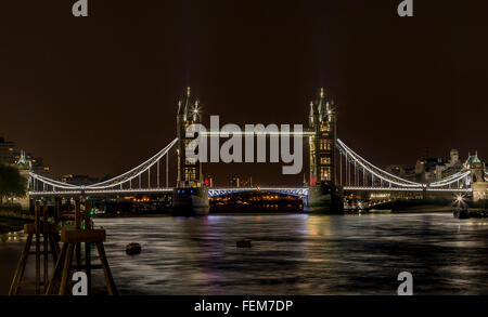 Tower Bridge, London, über die Themse auf eine ruhige Nacht Stockfoto