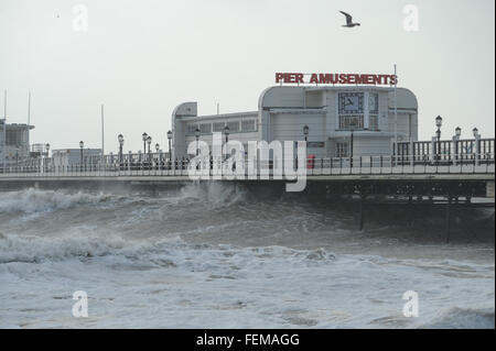 Große Wellen, verursacht durch Sturm Imogen Absturz in Worthing Pier in West Sussex, England. Stockfoto