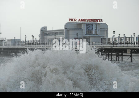 Große Wellen, verursacht durch Sturm Imogen vor Worthing Pier in West Sussex, England. Stockfoto