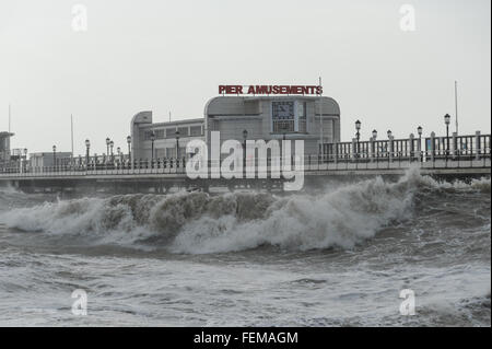 Große Wellen, verursacht durch Sturm Imogen vor Worthing Pier in West Sussex, England. Stockfoto