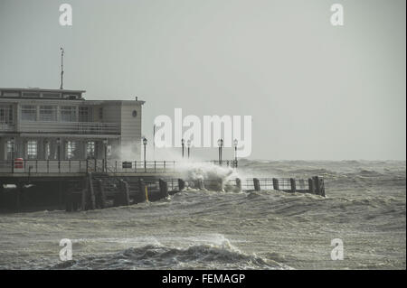 Große Wellen, verursacht durch Sturm Imogen Absturz in Worthing Pier in West Sussex, England. Stockfoto