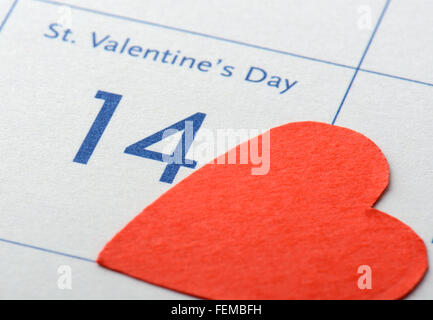 Kalenderblatt mit dem roten Herzen von Saint Valentinstag 14. Februar. Stockfoto