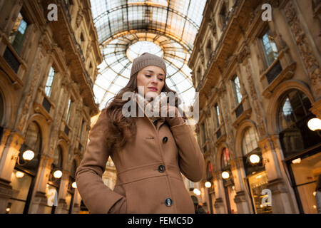 Bereiten Sie sich auf Ihre Art und Weise durch shopping süchtig Menge. Großer Winterschlussverkauf in Mailand begonnen gerade erst. Porträt der nachdenkliche junge Frau im Galleria Vittorio Emanuele II Stockfoto